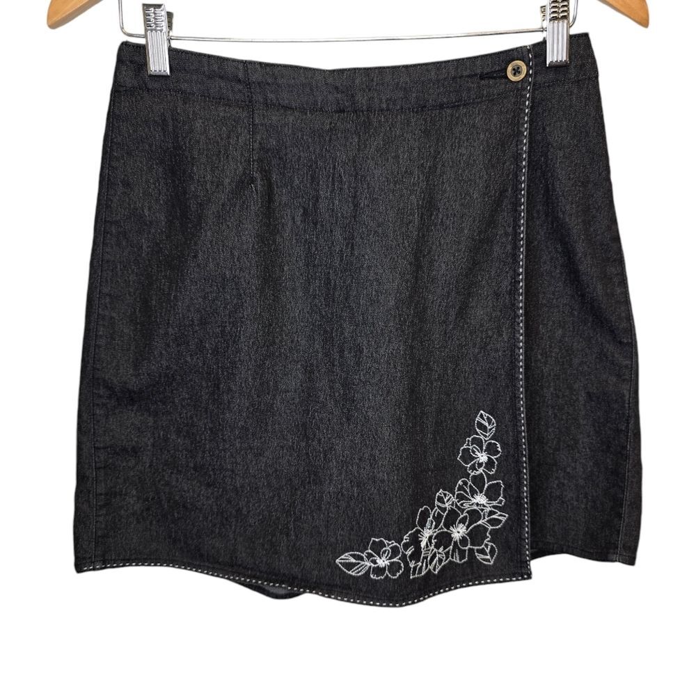 Kathy Ireland Women's 6 Black Grey Denim Embroidered Floral Skort Skirt
